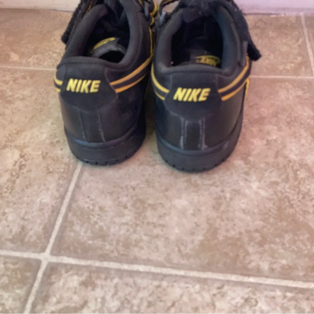 Nike Low Top Size 6.5Y Black & Yellow